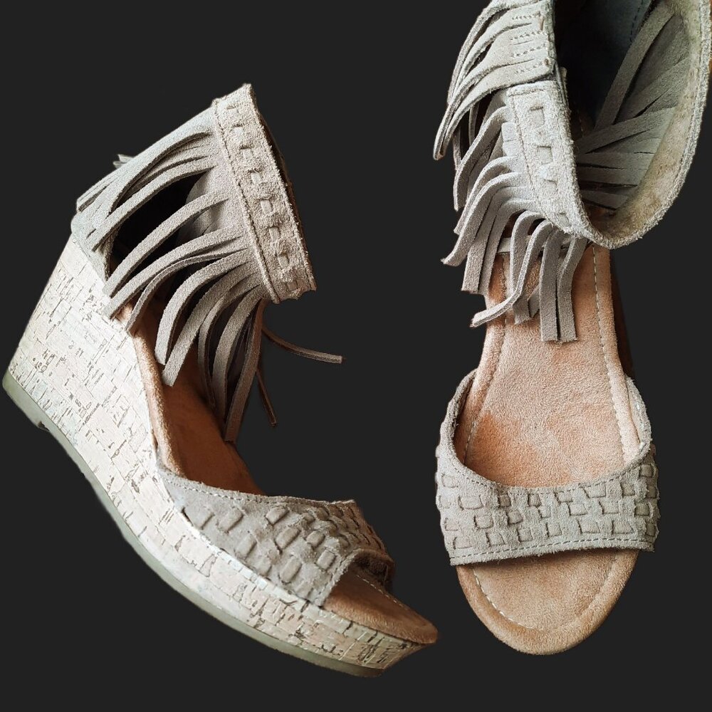 Minnetonka Isabel Fringed Wedge Sandals Beige Suede Heels US 8 Boho Cowgirl